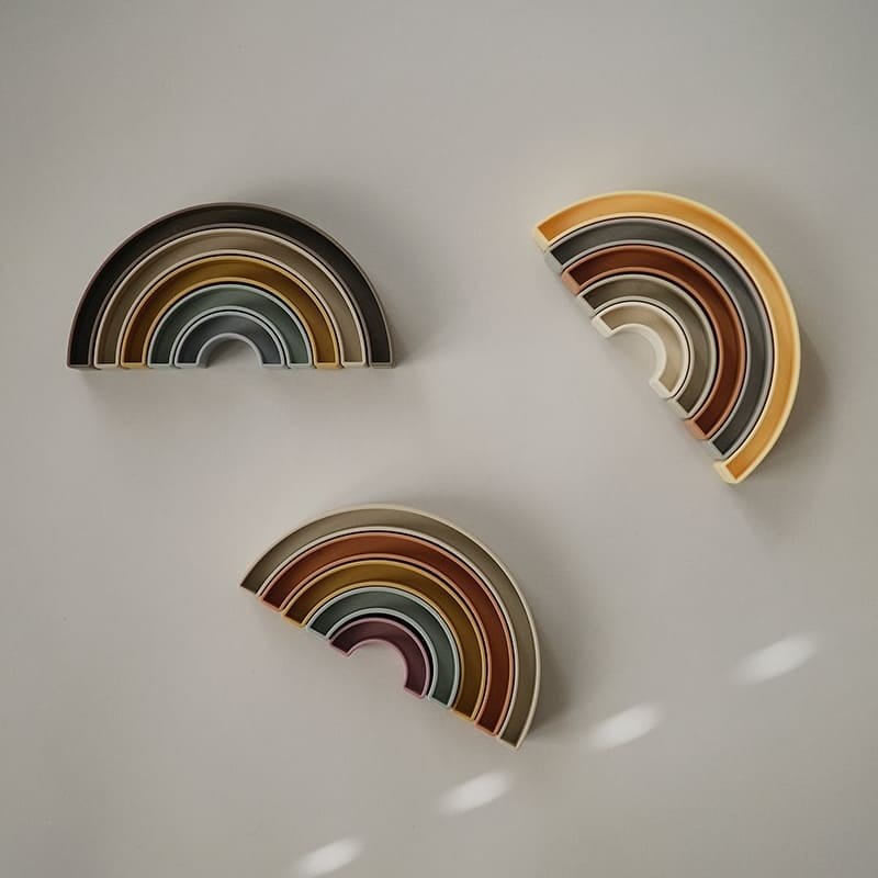 Mushie® Mavrica za zlaganje Rainbow Hillside Mushie