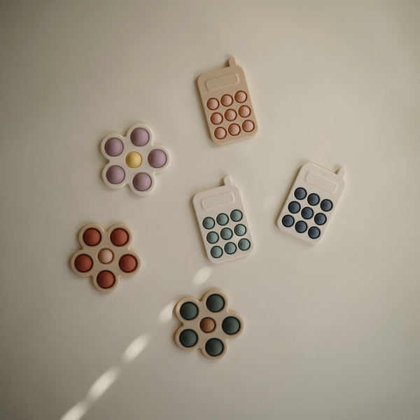 Mushie® Aktivnostna igračka iz silikona Telefon Blush Mushie