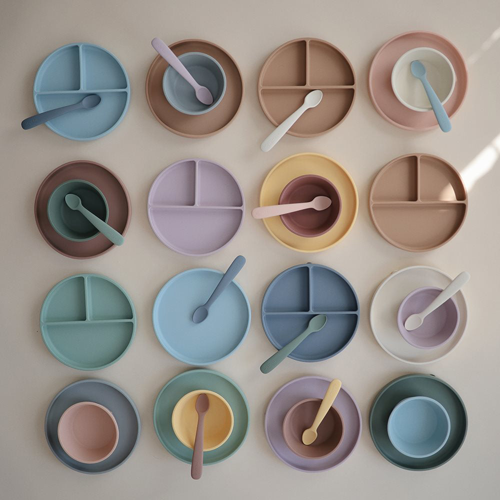 Mushie® Silikonski krožnik z vakumskim dnom Cambridge Blue Mushie