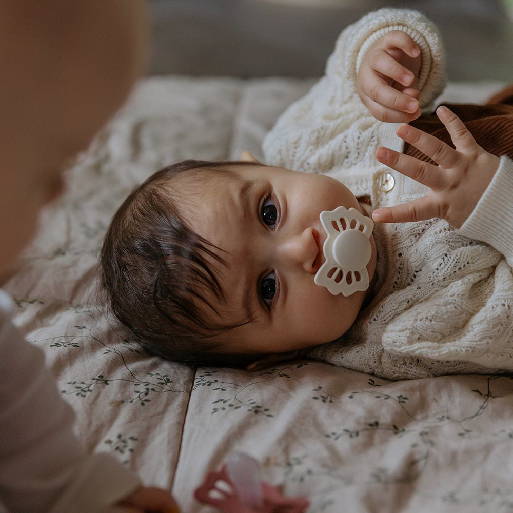 Frigg® Simetrična Duda iz silikona Lucky Blush/Cedar (6-18m) FRIGG