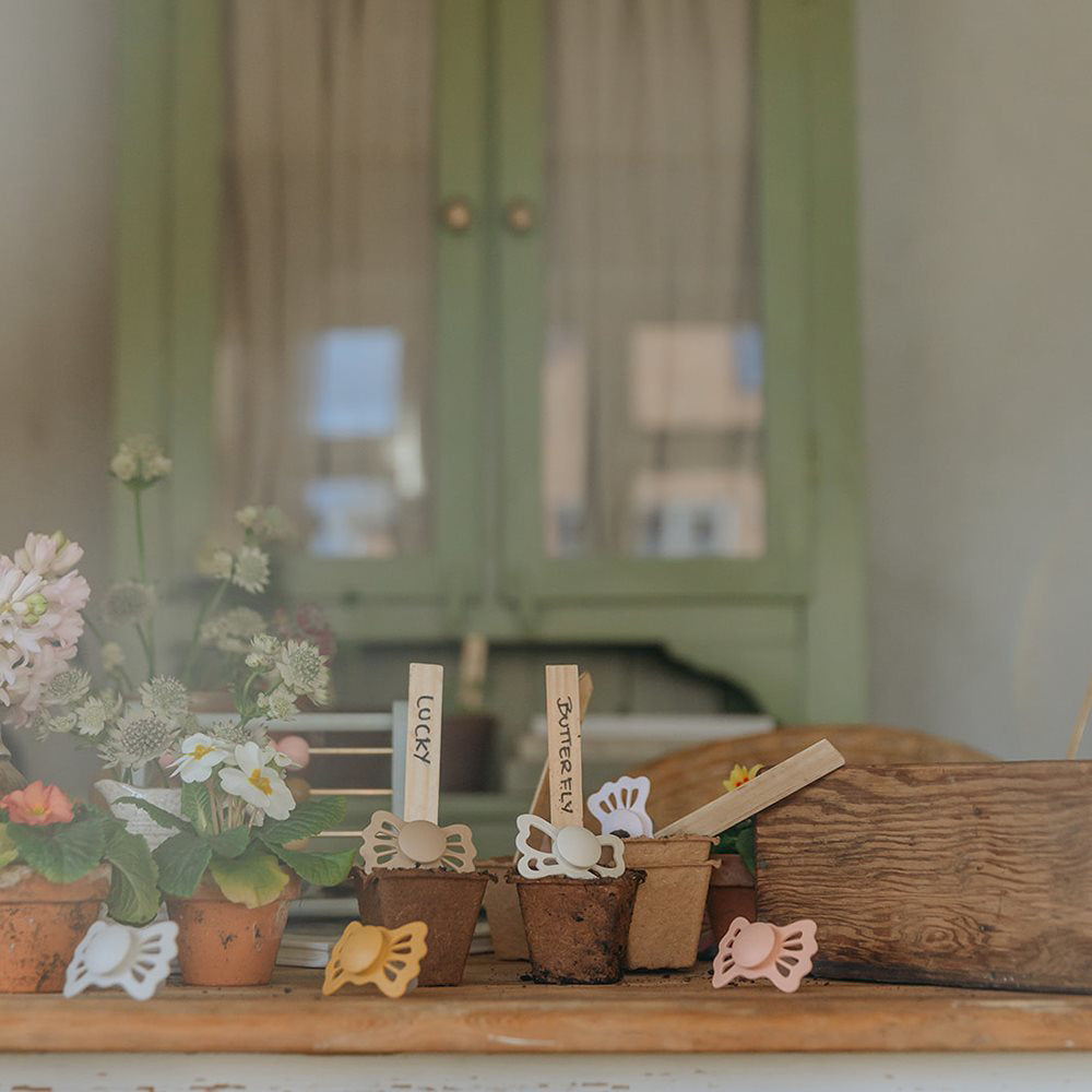 Frigg® Simetrična Duda iz silikona Lucky Blush/Cedar (6-18m) FRIGG