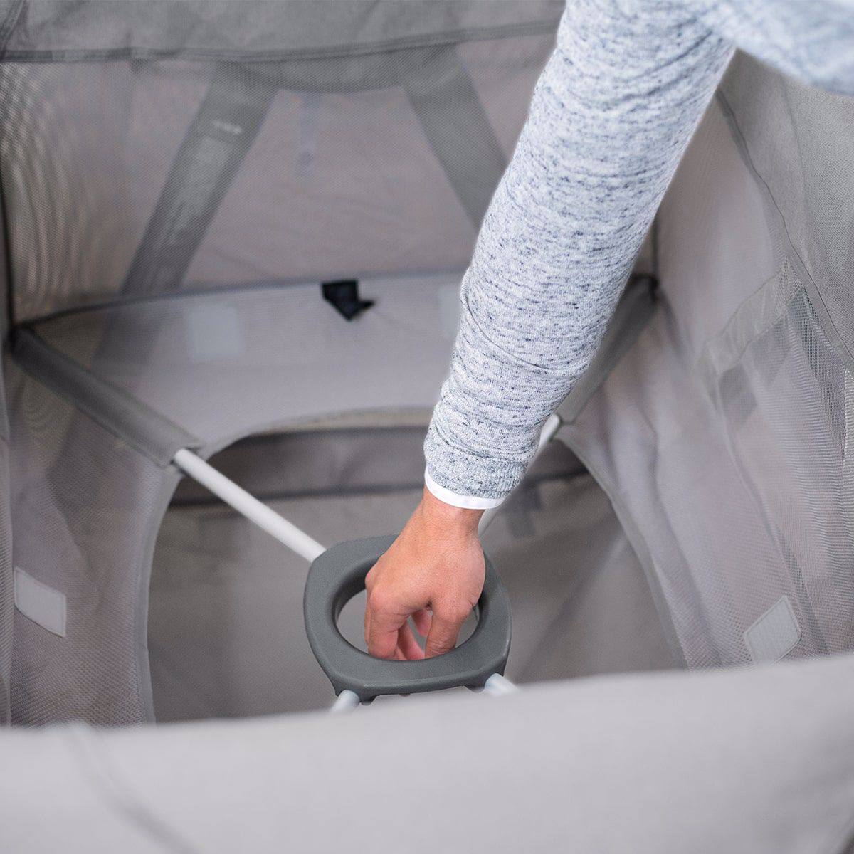 Nuna® Prenosna posteljica Sena™ Aire + rjuha Charcoal Nuna