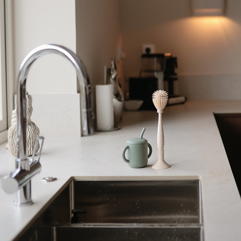 Mushie® Silikonska krtačka za čiščenje Shifting Sand Mushie