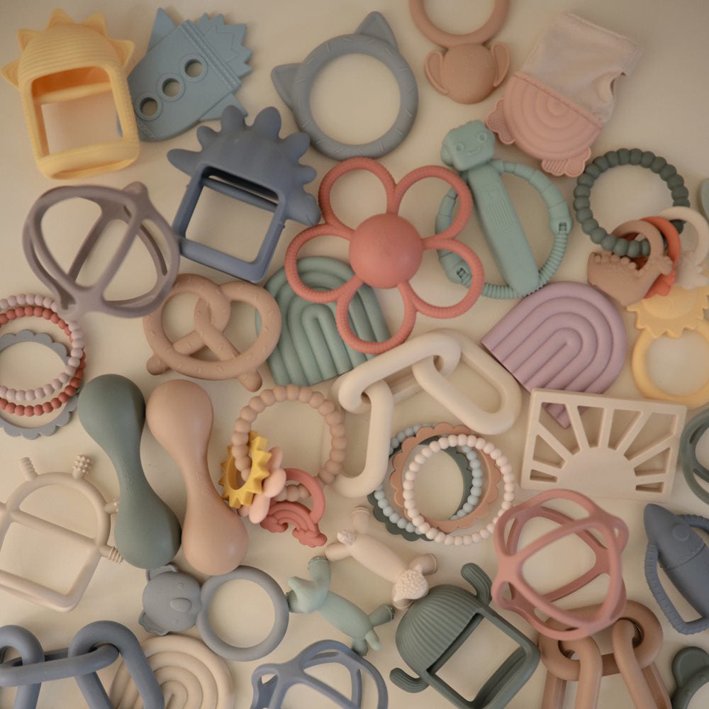 Mushie® Grizalo rokavička Rainbow Mushie