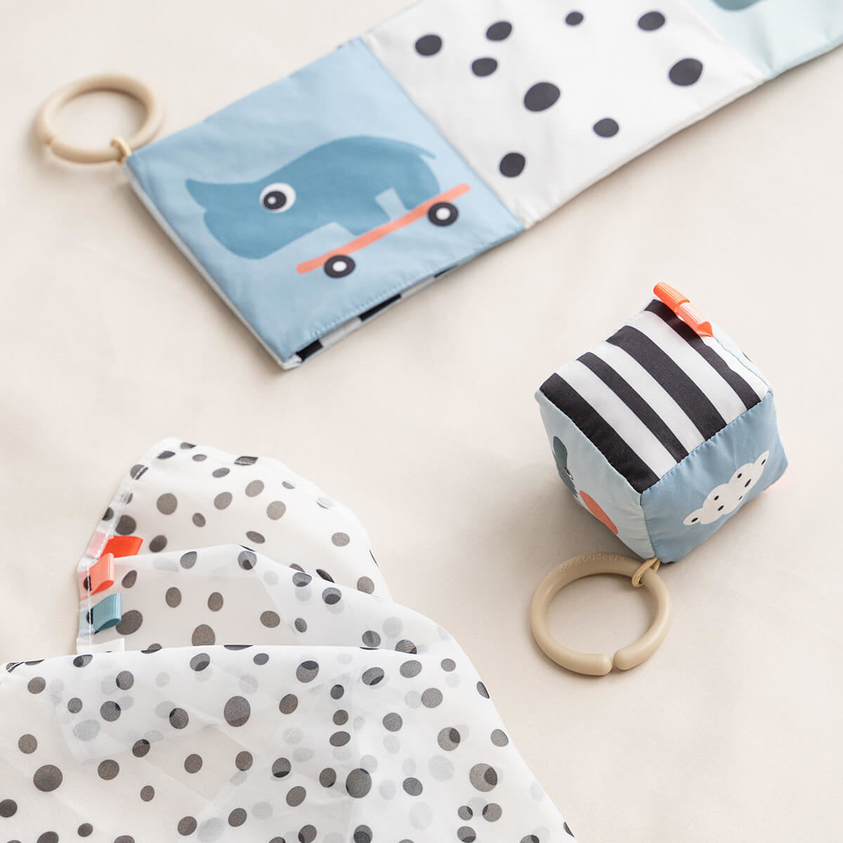 Done by Deer® Senzorična kocka Happy Clouds Colour Mix Done by Deer