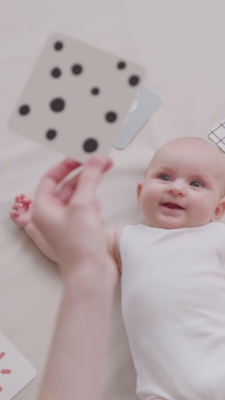 Učitaj video: Done by Deer® Držač za kontrastne kartice Deer friends