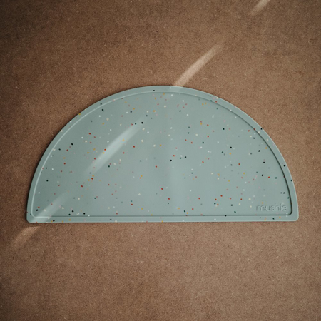 Mushie® Silikonska podloga za hranjenje Cambridge Blue Confetti