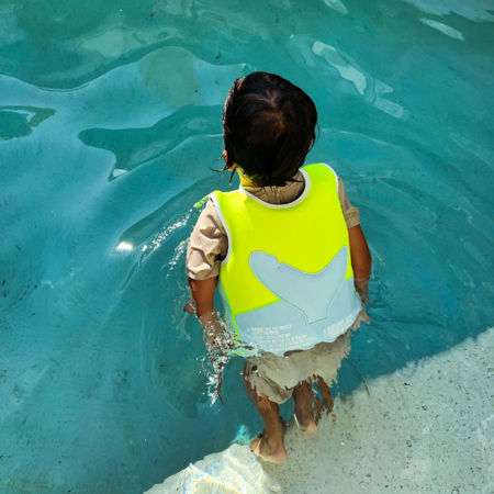 SunnyLife® Dječji prsluk za plivanje Salty the Shark Aqua Neon Yellow 2-3G